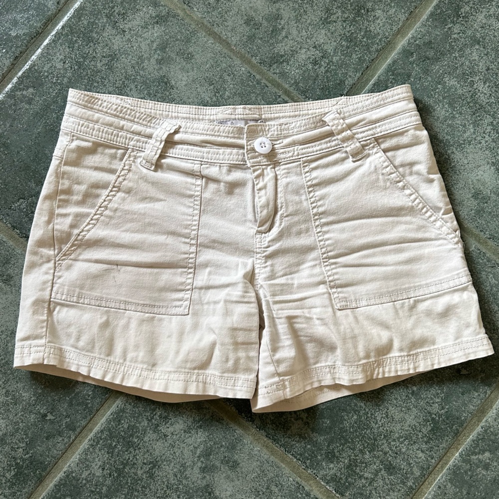 Fabulous Prana Women's white Shorts/ very stylish
